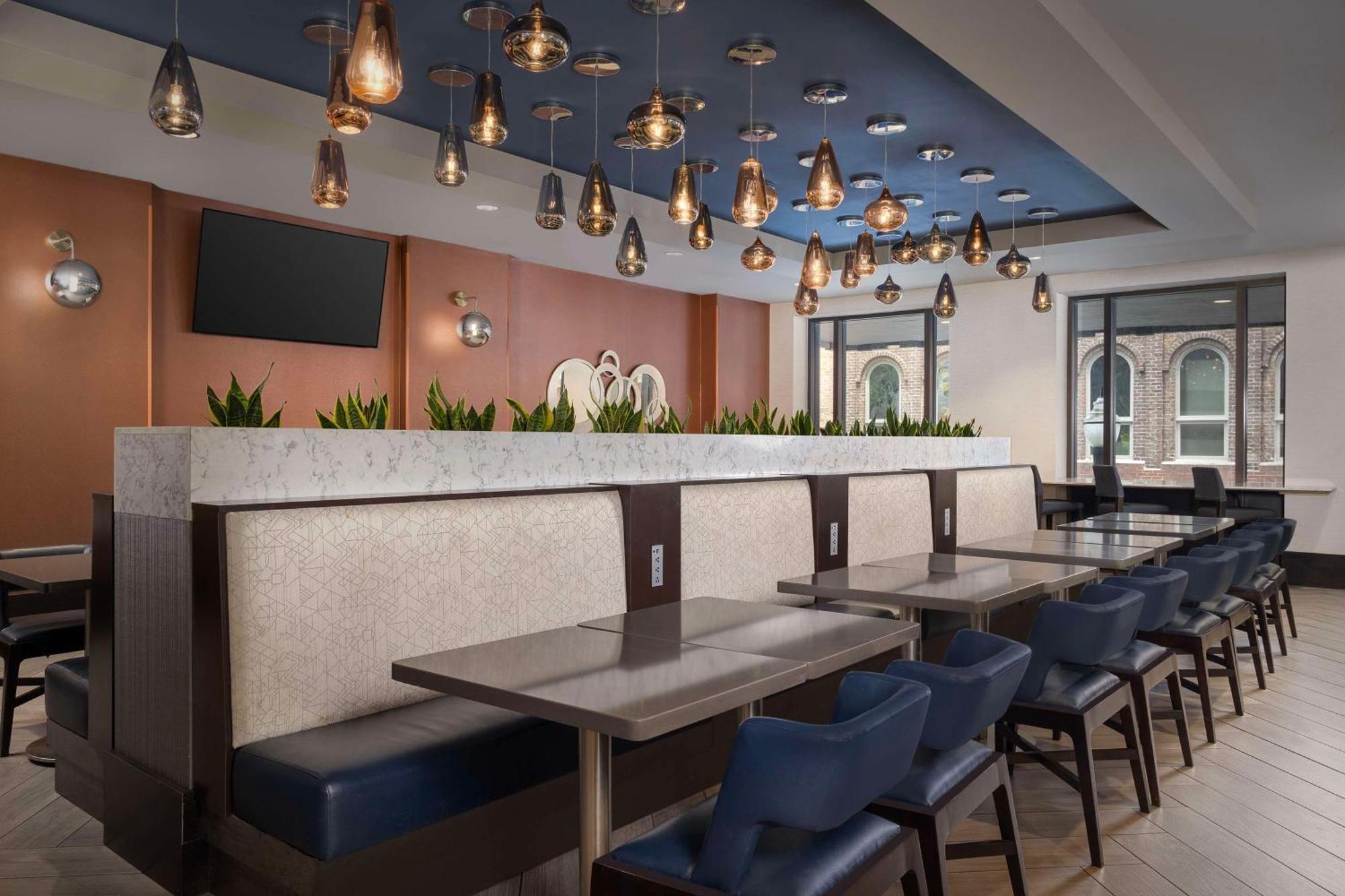 Embassy Suites By Hilton Knoxville Downtown Bagian luar foto