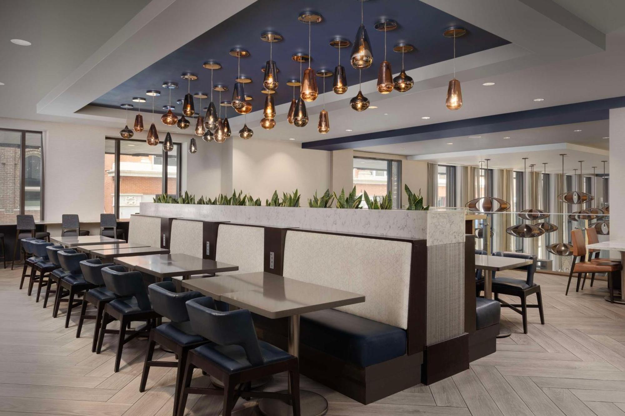 Embassy Suites By Hilton Knoxville Downtown Bagian luar foto